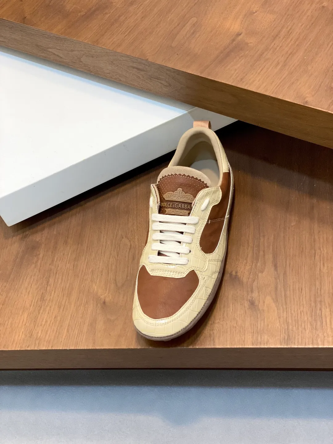 Men's shoes 💰580 2025👉D&G calfskin logo men's casual shoes. As a symbol of exquisite craftsmanship and exquisite details, it is newly embellished with the electroplated DG logo, and high-frequency technology creates a three-dimensional silhouette. Imported cowhide upper + cowhide lining + original rubber outsole 😎😎😎, hand-sewing technology, a must-have item for summer ✈️✈️✈️ Size: 39-44 (38.45 46 customized)